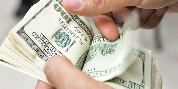 El dólar se cambia a 55.17 pesos, con una variación del 0.2 %