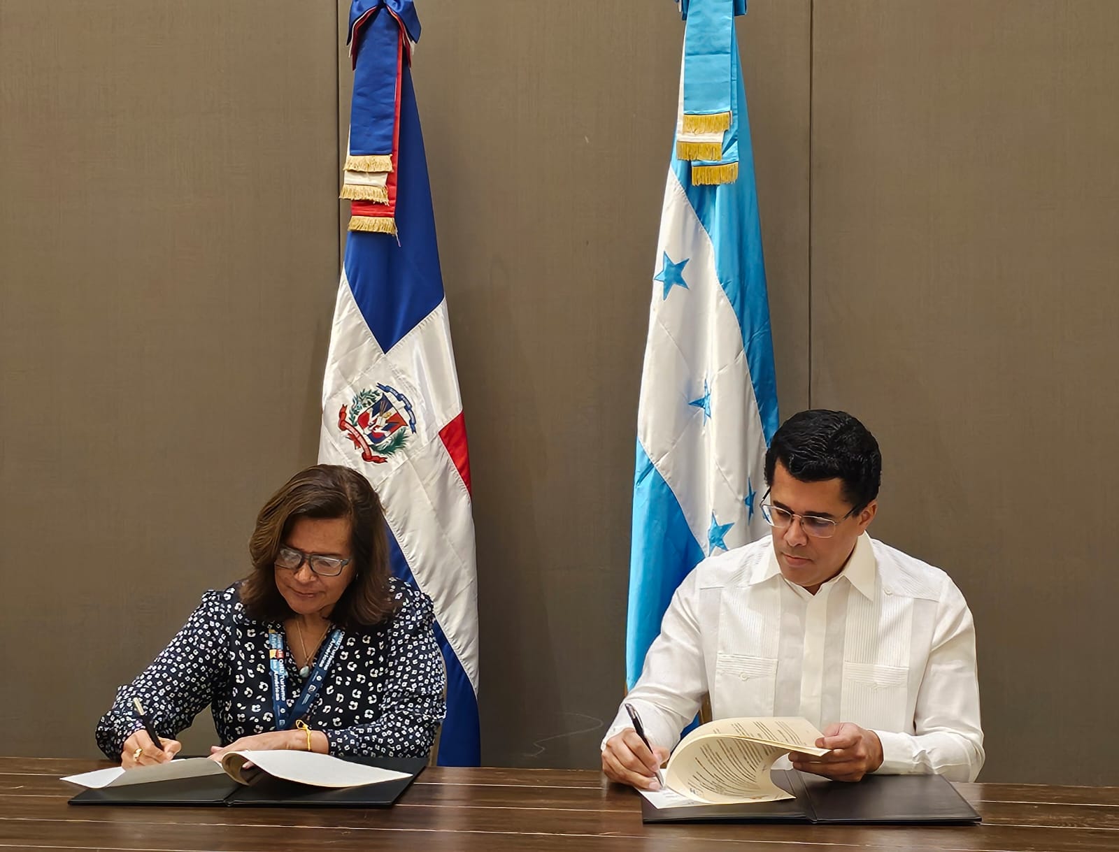 República Dominicana y Honduras firman memorándum de entendimiento sobre turismo