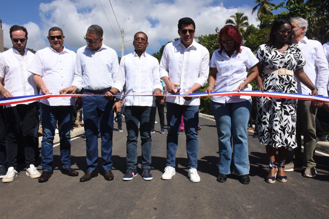 David Collado entrega obra en Arroyo Barril y deja iniciadas otras en Santa Bárbara, Samaná.